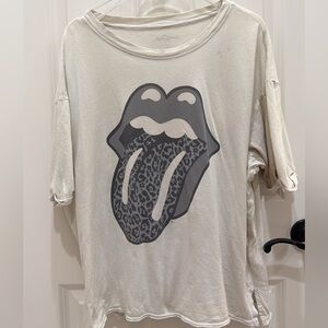 an and grey Rolling Stones graphic tee with leopard print lips.‎